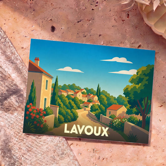 Carte postale souvenir de la ville de Lavoux avec une illustration stylisée et colorée d'un village pittoresque.