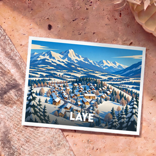 Carte postale souvenir de la ville de Laye avec une illustration stylisée d'un village de montagne enneigé.