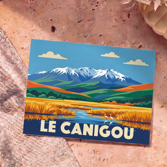 Carte postale souvenir du Canigou présentant une illustration stylisée et colorée de la montagne et de ses paysages.