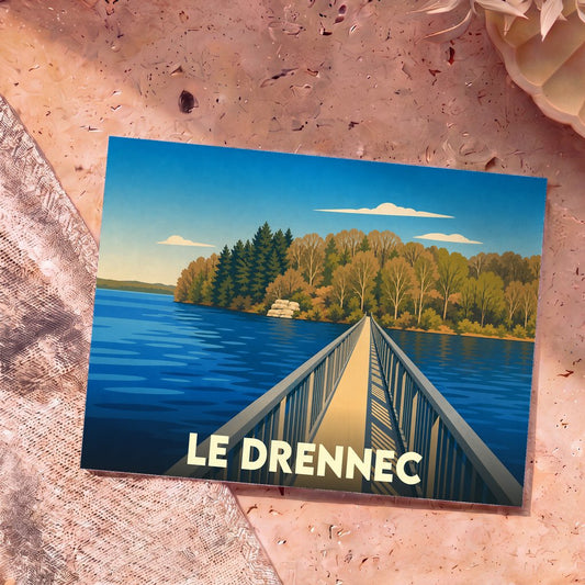 Carte postale souvenir de Le Drennec illustrant un ponton s'avançant sur un lac entouré de forêt.