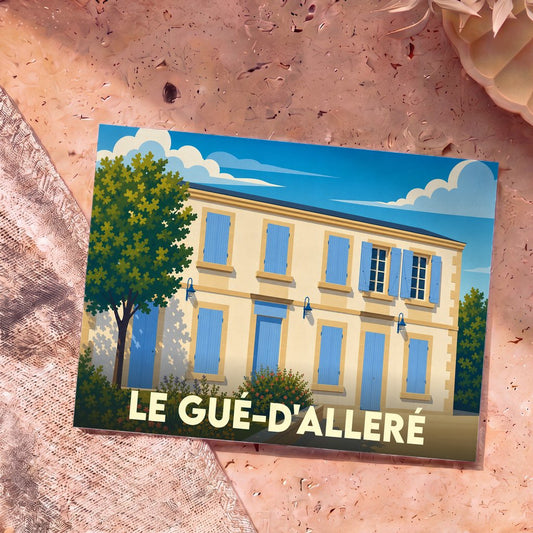 Carte postale souvenir de la ville de Le Gué-d'Alleré illustrant une maison traditionnelle aux volets bleus.