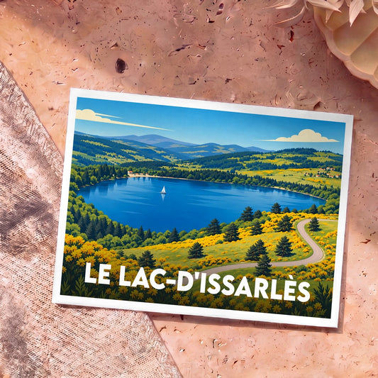 Carte postale souvenir du Lac-d'Issarlès avec une illustration stylisée d'un lac de montagne entouré de fleurs jaunes.