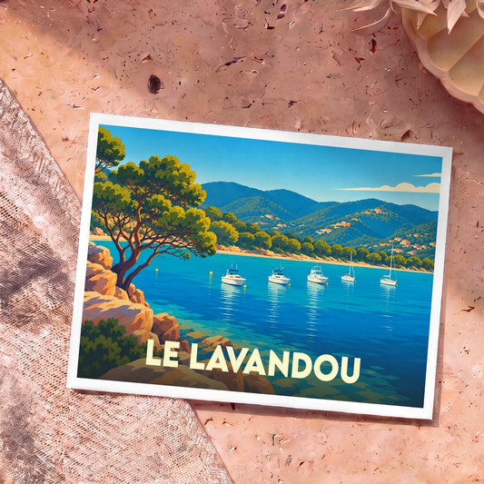 Carte postale souvenir de la ville de Le Lavandou avec une illustration stylisée de sa côte méditerranéenne.