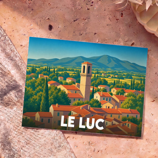 Carte postale souvenir de la ville de Le Luc avec une illustration stylisée de son clocher et des montagnes environnantes.