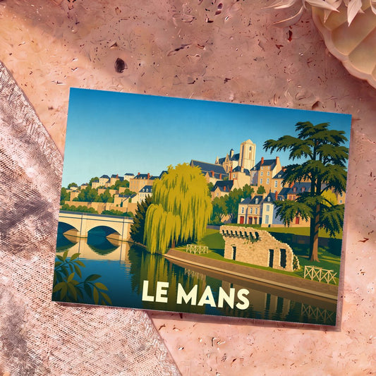 Carte postale souvenir de la ville du Mans illustrée par une vue stylisée des quais de la Sarthe et de la cathédrale.