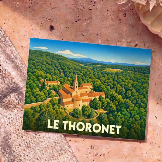 Carte postale souvenir de la ville de Le Thoronet illustrant son abbaye au cœur d'une forêt verdoyante.