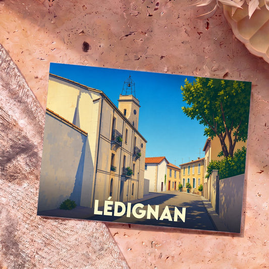Carte postale souvenir de la ville de Lédignan avec une illustration stylisée d'une rue ensoleillée.