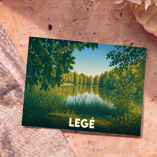 Carte postale souvenir de la ville de Legé illustrant un paysage de lac paisible entouré de forêt.