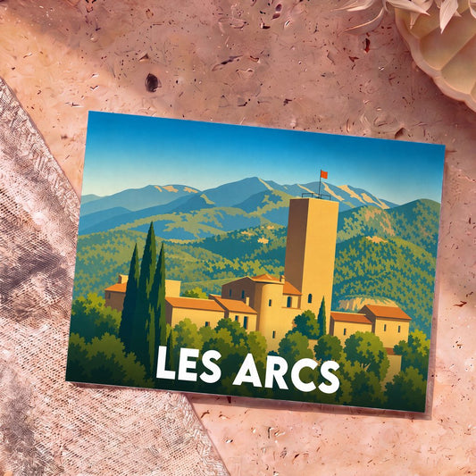 Carte postale souvenir de la ville de Les Arcs avec une illustration stylisée d'un village provençal et de sa tour.