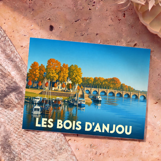 Carte postale souvenir de la commune de Les Bois d'Anjou avec une illustration stylisée d'un port fluvial et d'un pont en automne.