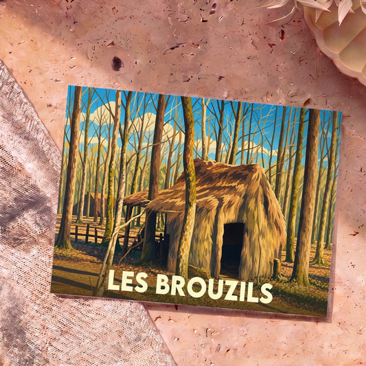 Carte postale souvenir de la ville de Les Brouzils avec une illustration stylisée d'une cabane en paille dans la forêt.
