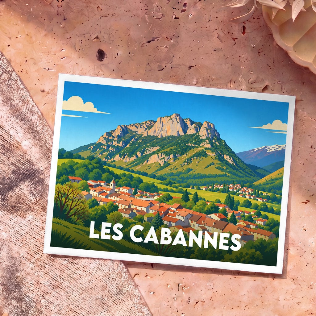 Carte postale souvenir de la ville de Les Cabannes avec une illustration stylisée de son village et des montagnes environnantes.