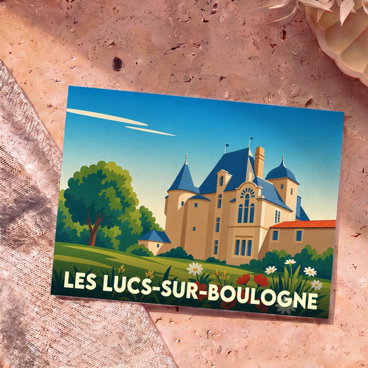 Carte postale souvenir de la ville de Les Lucs-sur-Boulogne avec une illustration stylisée de son château.