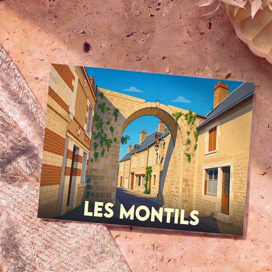 Carte postale souvenir de la ville de Les Montils arborant une illustration stylisée d'une rue historique avec une arche en pierre.