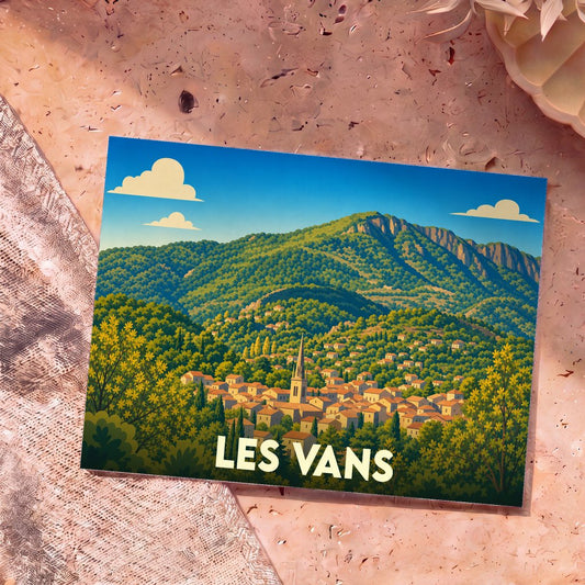 Carte postale souvenir de la ville de Les Vans avec une illustration stylisée de son village et de ses montagnes environnantes.