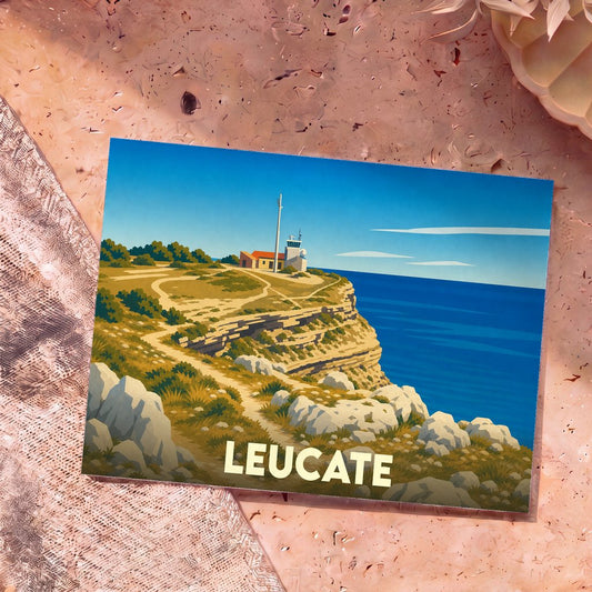 Carte postale souvenir de la ville de Leucate présentant une illustration stylisée de son phare au sommet des falaises bordant la mer.