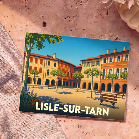 Carte postale souvenir de la ville de Lisle-sur-Tarn illustrant sa place centrale colorée dans un style graphique épuré.