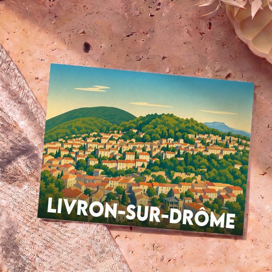 Carte postale souvenir de la ville de Livron-sur-Drôme avec une illustration stylisée d'un village perché.