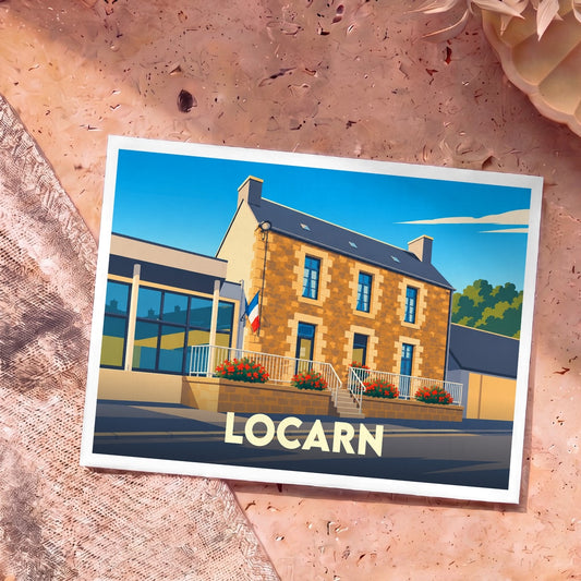 Carte postale souvenir de la ville de Locarn illustrant une bâtisse traditionnelle en pierre sous un ciel bleu.