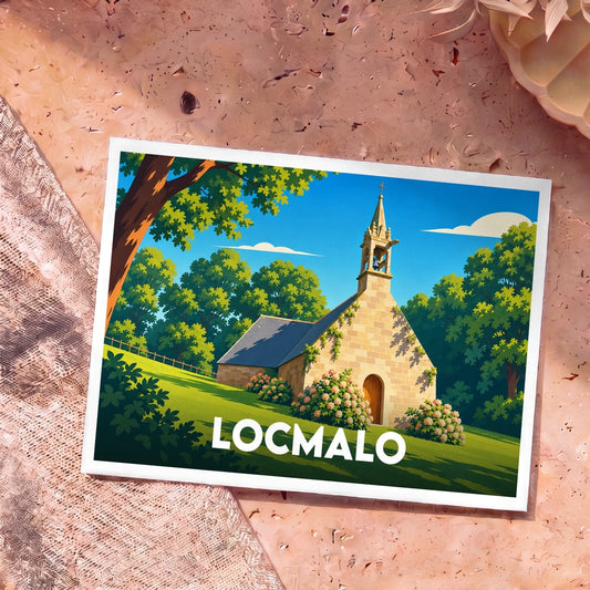 Carte postale souvenir de la ville de Locmalo avec une illustration stylisée d'une chapelle bretonne fleurie.