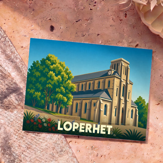 Carte postale souvenir de la ville de Loperhet avec une illustration stylisée de son église et de la végétation environnante.