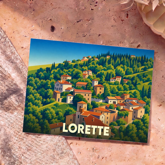 Carte postale souvenir de la ville de Lorette avec une illustration stylisée d'un village vallonné.