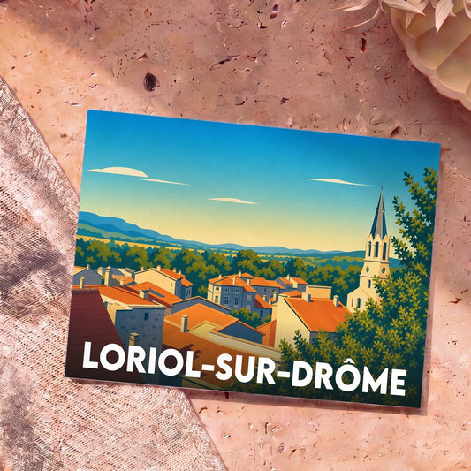 Carte postale souvenir de Loriol-sur-Drôme arborant une illustration stylisée et colorée de la ville.