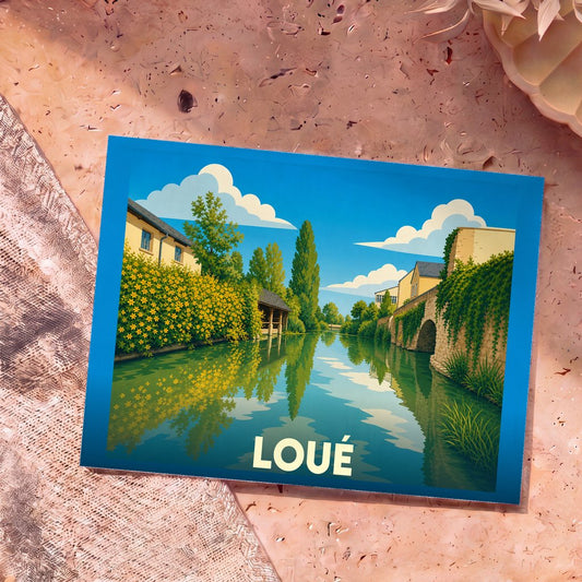 Carte postale souvenir de la ville de Loué illustrant un paysage fluvial paisible au style graphique épuré.