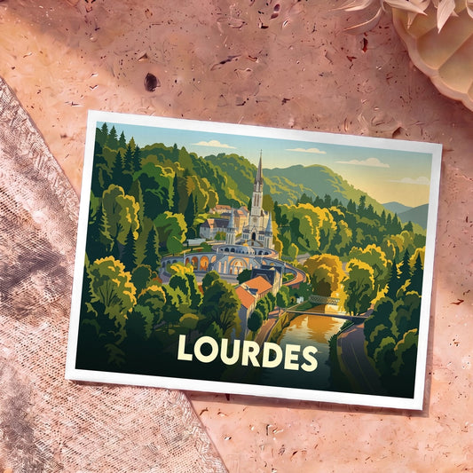 Carte postale souvenir de la ville de Lourdes avec une illustration stylisée du sanctuaire et de son environnement verdoyant.