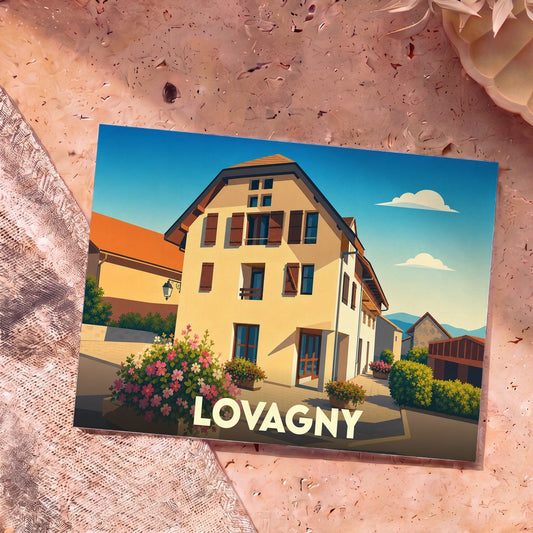 Carte postale souvenir de la ville de Lovagny avec une illustration stylisée d'une maison traditionnelle fleurie.
