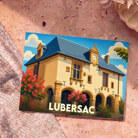 Carte postale souvenir de la ville de Lubersac illustrant sa mairie au style architectural médiéval sous un ciel bleu.
