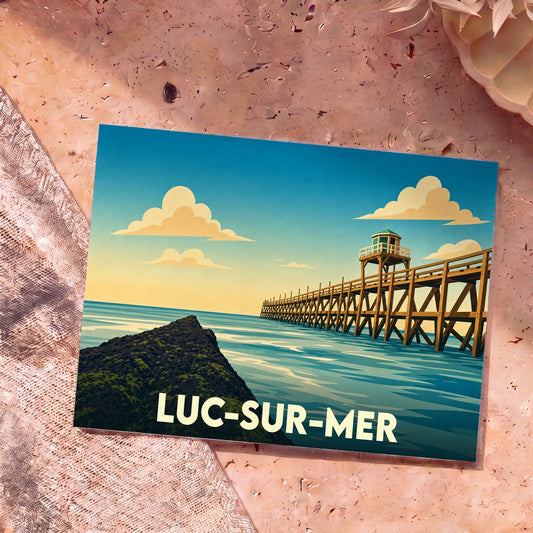 Carte postale souvenir de la ville de Luc-sur-Mer illustrant sa jetée emblématique dans un style graphique épuré.