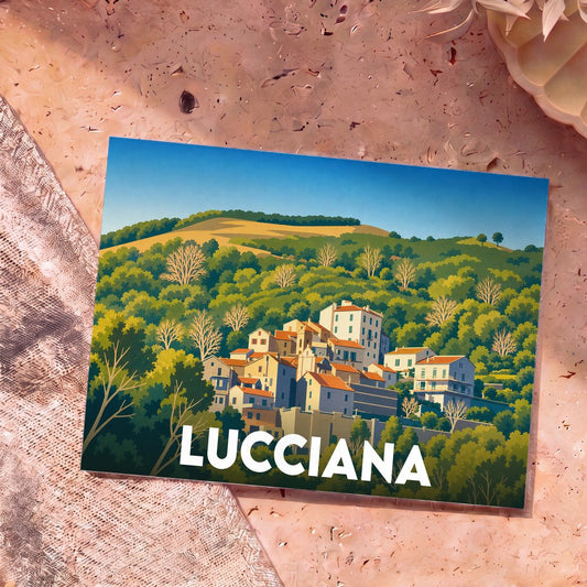 Carte postale souvenir de la ville de Lucciana avec une illustration stylisée d'un village perché dans la verdure.