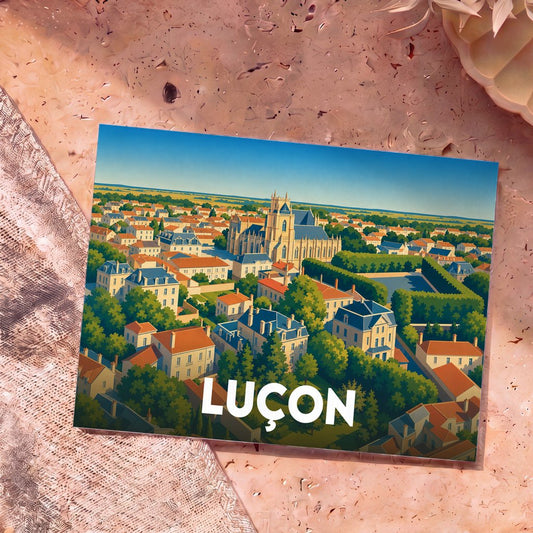 Carte postale souvenir de la ville de Luçon illustrée par une vue panoramique colorée de sa cathédrale et de ses jardins.