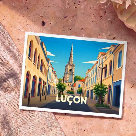 Carte postale souvenir de la ville de Luçon illustrée par une vue panoramique colorée de sa cathédrale et de ses jardins.