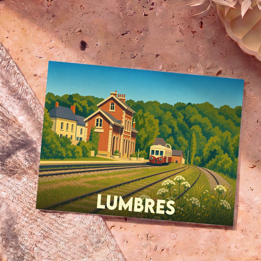 Carte postale souvenir de la ville de Lumbres avec une illustration stylisée de sa gare et d'un autorail.