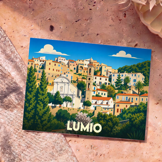 Carte postale souvenir de la ville de Lumio avec une illustration stylisée et colorée.