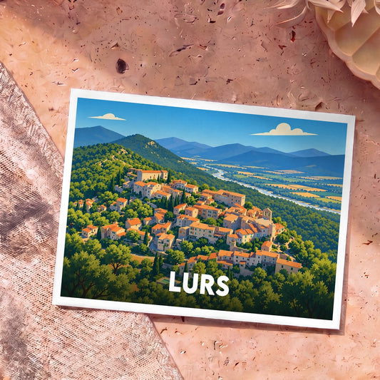 Carte postale souvenir de la ville de Lurs présentant une illustration stylisée de son village perché et de la vallée.