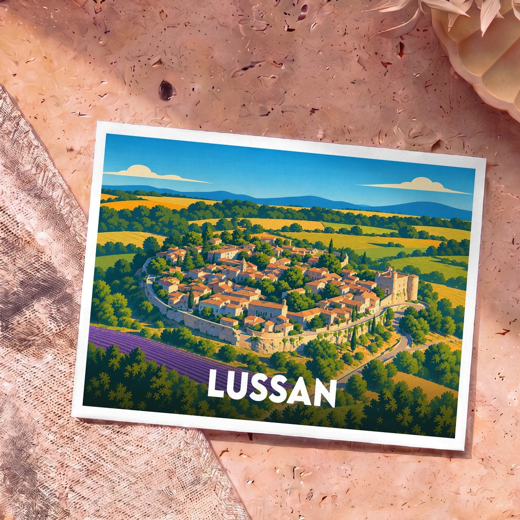 Carte postale souvenir de la ville de Lussan illustrant le village perché et ses paysages environnants dans un style graphique coloré.