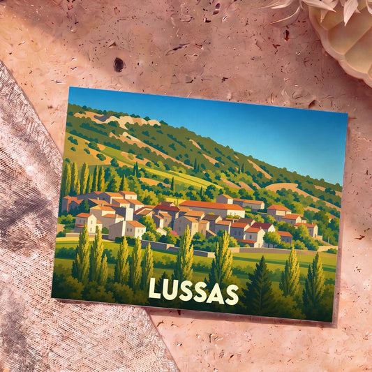 Carte postale souvenir de la ville de Lussas illustrant un village vallonné dans un style graphique épuré.
