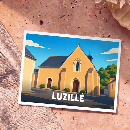 Carte postale souvenir de la ville de Luzillé avec une illustration stylisée de son église sous un ciel bleu.