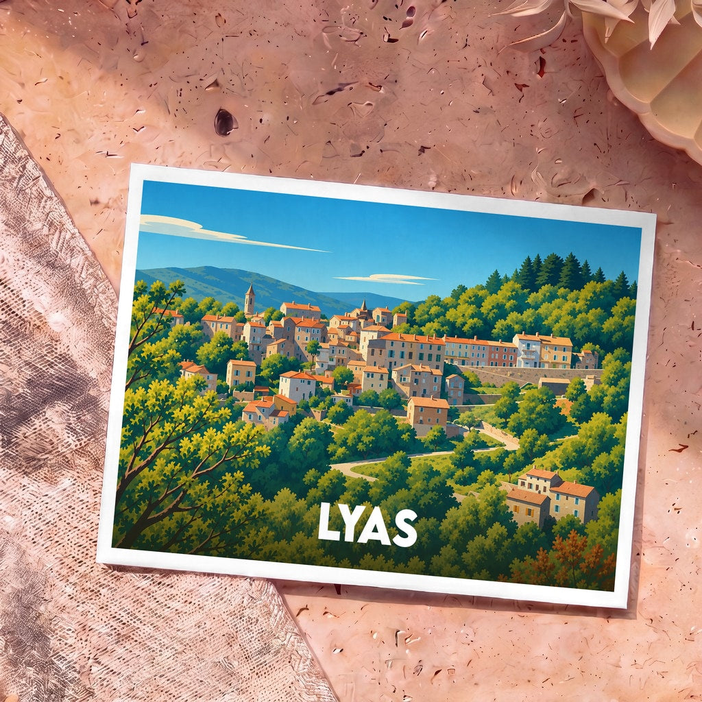 Carte postale souvenir de la ville de Lyas avec une illustration stylisée d'un village perché.