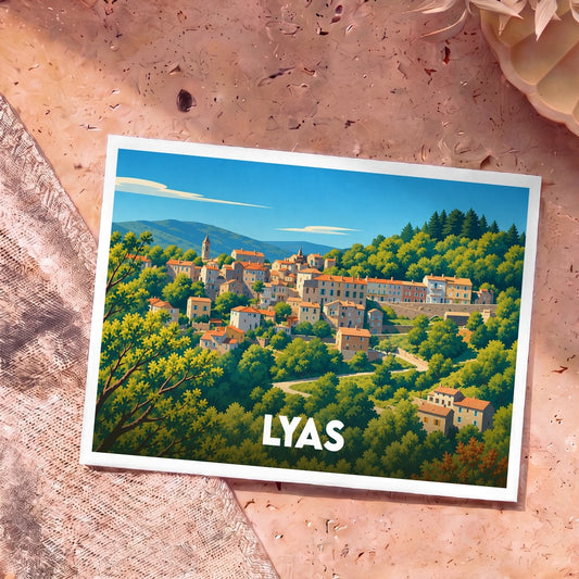 Carte postale souvenir de la ville de Lyas avec une illustration stylisée d'un village perché.