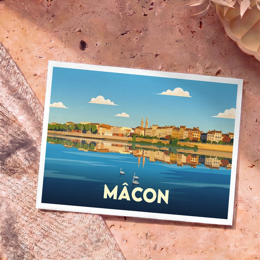 Carte postale souvenir de la ville de Mâcon illustrant ses quais et l'église Saint-Pierre se reflétant dans la Saône.