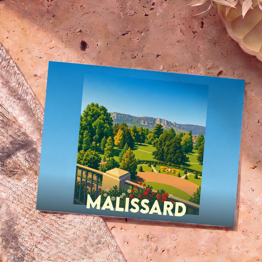 Carte postale souvenir de la ville de Malissard avec une illustration stylisée d'un parc paysager devant des montagnes.