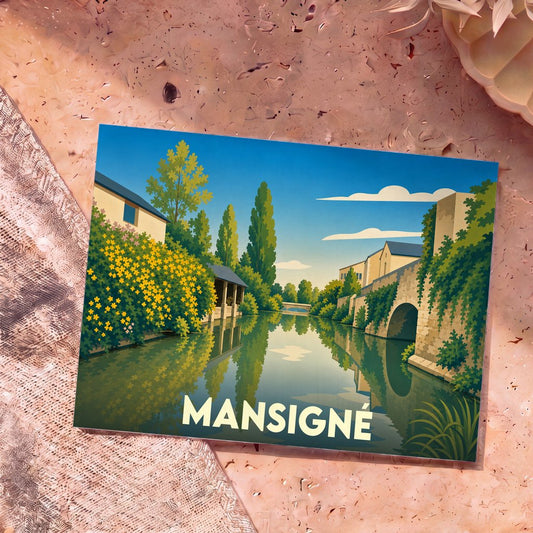 Carte postale souvenir de la ville de Mansigné avec une illustration stylisée d'une rivière bordée de maisons et de verdure.