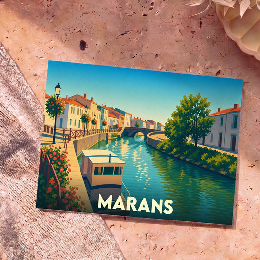 Carte postale souvenir de la ville de Marans avec une illustration stylisée d'un canal et de ses bateaux.