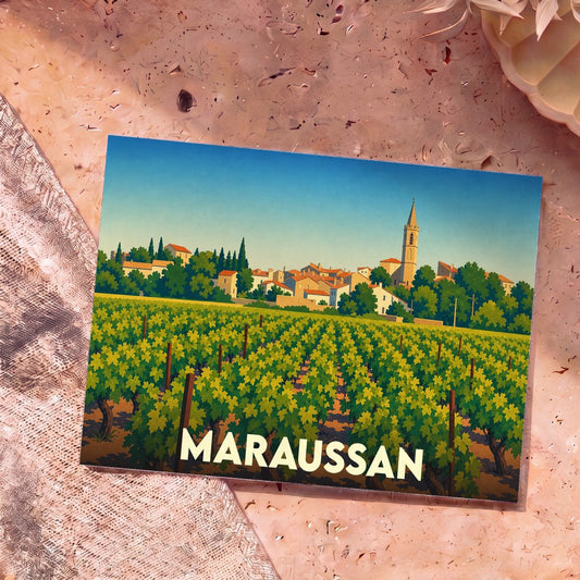 Carte postale souvenir de la ville de Maraussan avec une illustration stylisée de son église et de ses vignobles.