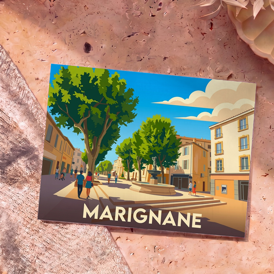 Carte postale souvenir de la ville de Marignane avec une illustration stylisée d'une place ensoleillée et de sa fontaine.