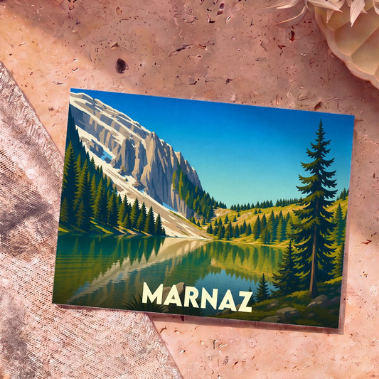 Carte postale souvenir de la ville de Marnaz illustrant un paysage de montagne se reflétant dans un lac.